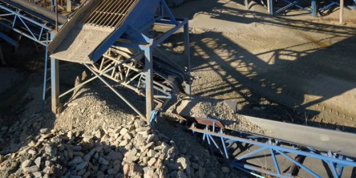 Elements of equipment for the extraction and sorting of rubble. Production of construction materials. Metal construction for working with stone and rocks. Slag of gravel under the conveyor belt